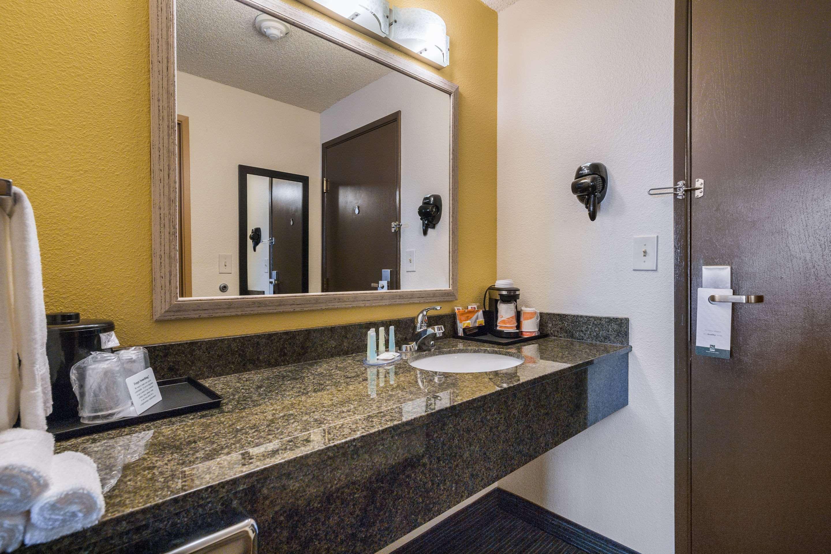 Quality Inn & Suites Silverdale Bangor-Keyport Extérieur photo