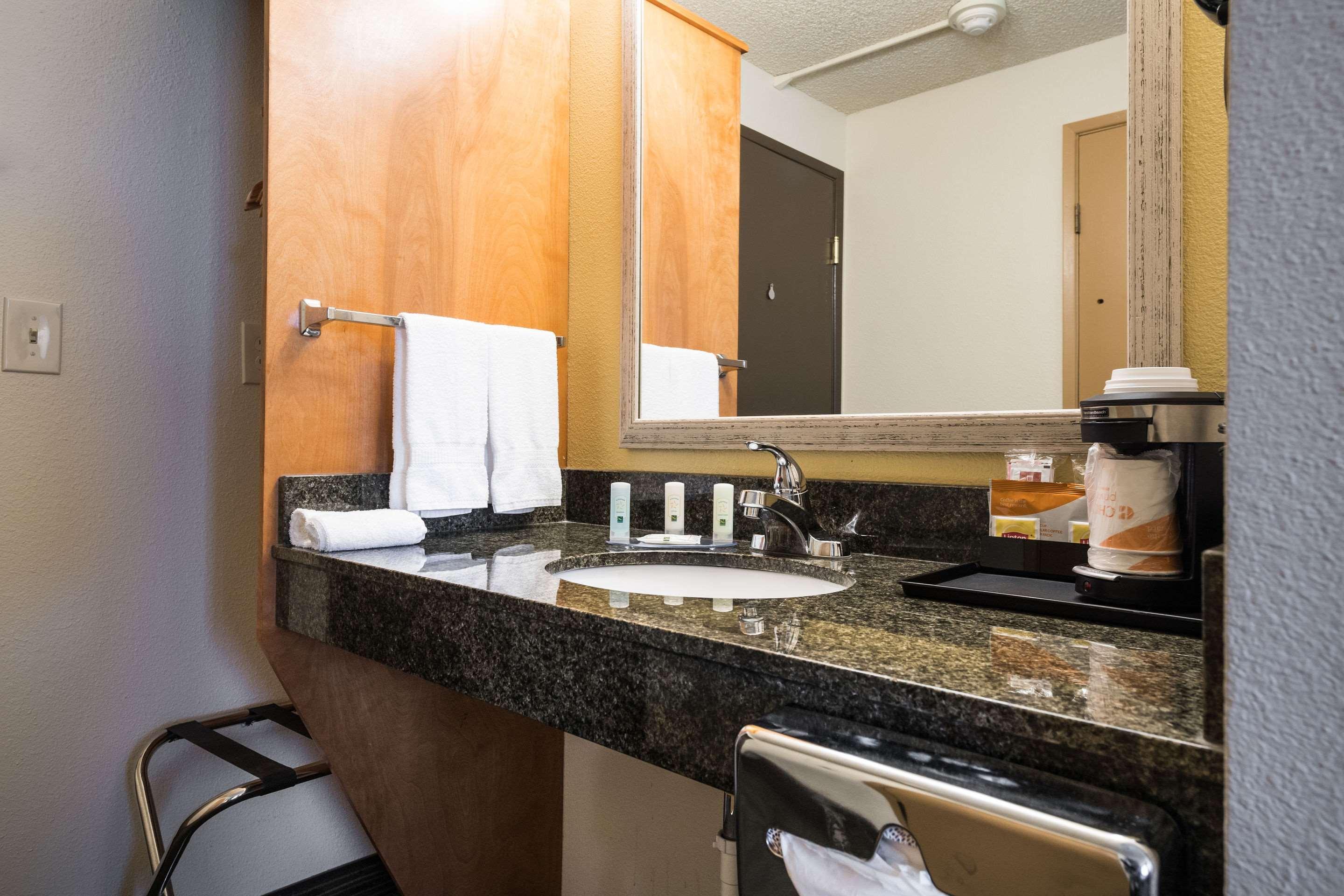 Quality Inn & Suites Silverdale Bangor-Keyport Extérieur photo